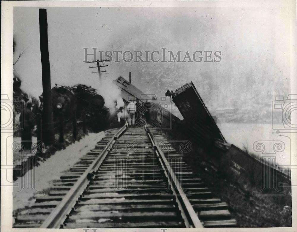 1938 Press Photo Wreck of a Lehigh and Hudson fast freight train that derailed - Historic Images