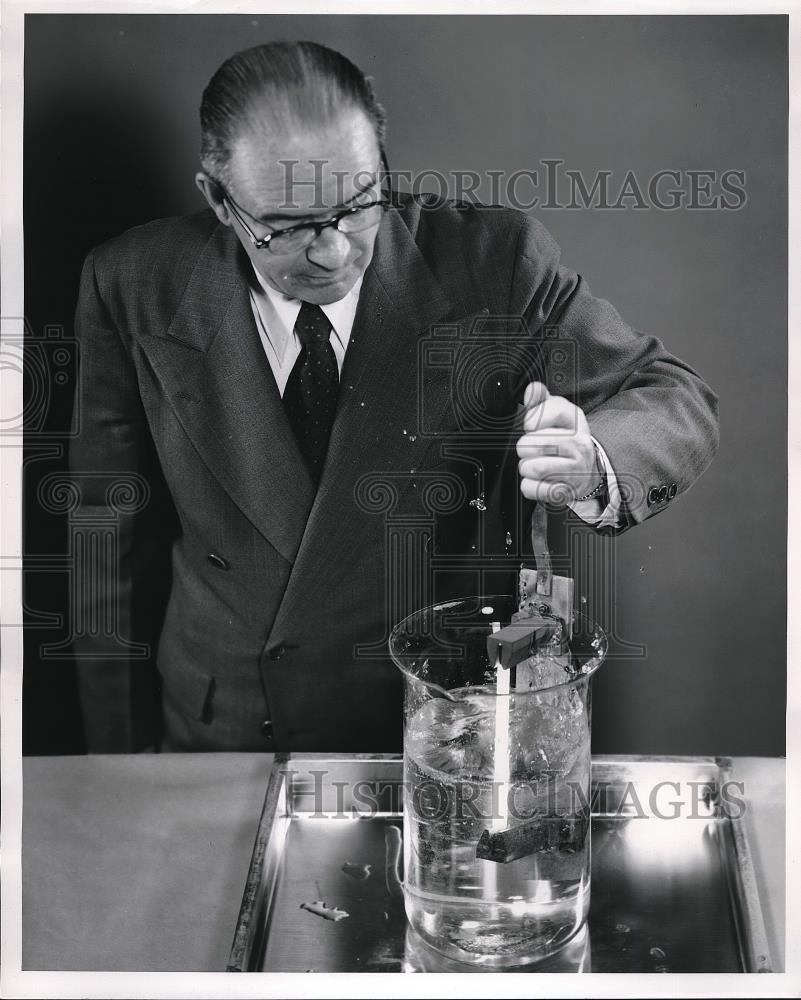 1954 Press Photo General Electric Lighting Institute , new heat lamp - Historic Images