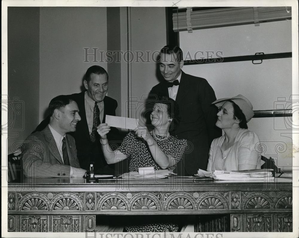 1941 Press Photo Hyman Goldin,JC Bolton,EJ Bisiker,Mrs Allan C House, Mrs Adels - Historic Images