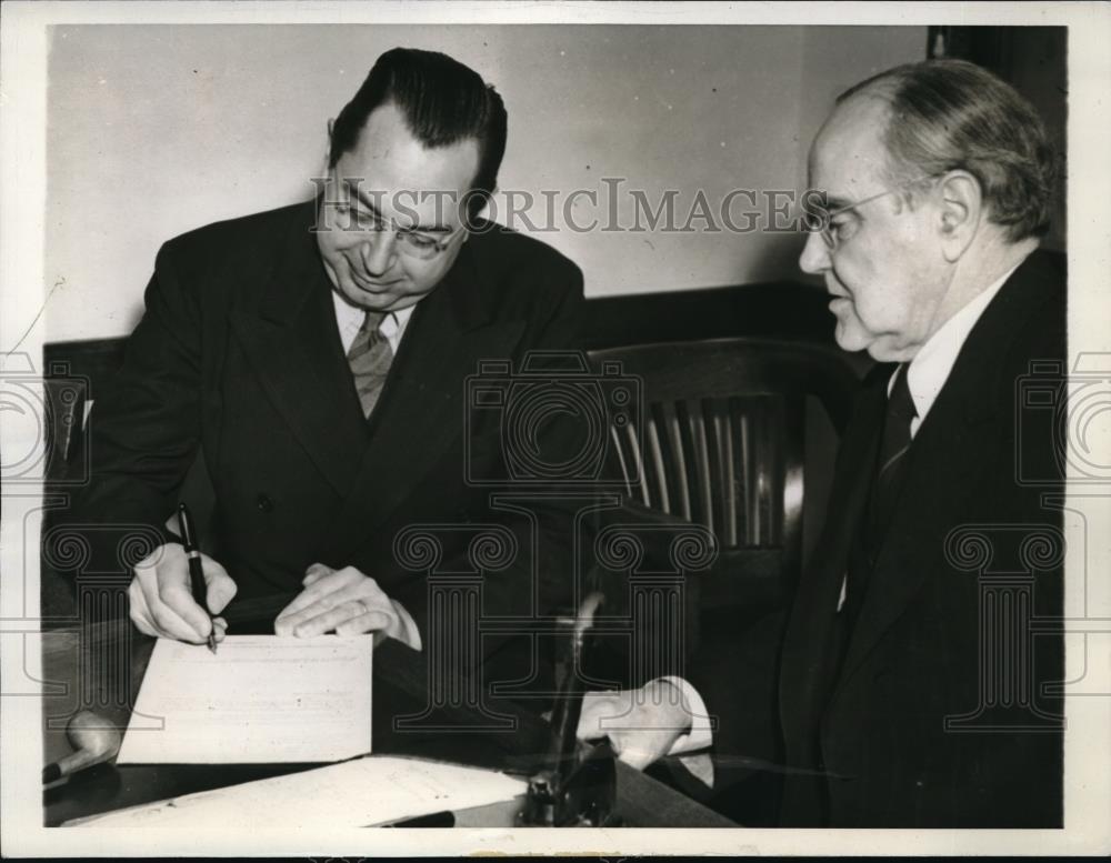 1943 Press Photo US Commiss. Charles Thompson With W.L. Mellor Signing Bond - Historic Images