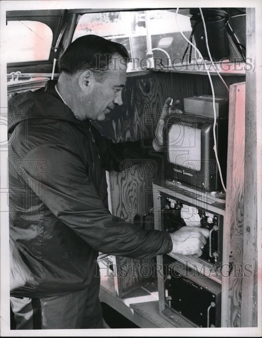 1967 Press Photo Mike Genleo & his magnetometer in Cleveland, Ohio - Historic Images