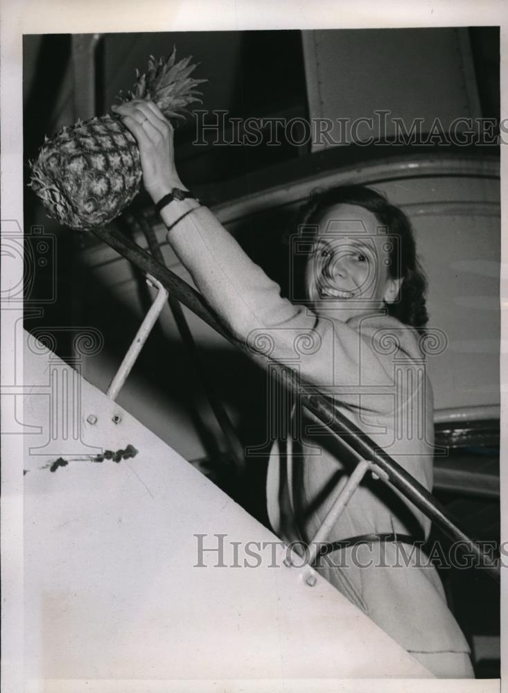 1938 Press Photo Thom Gullette leaving party in New York - Historic Images