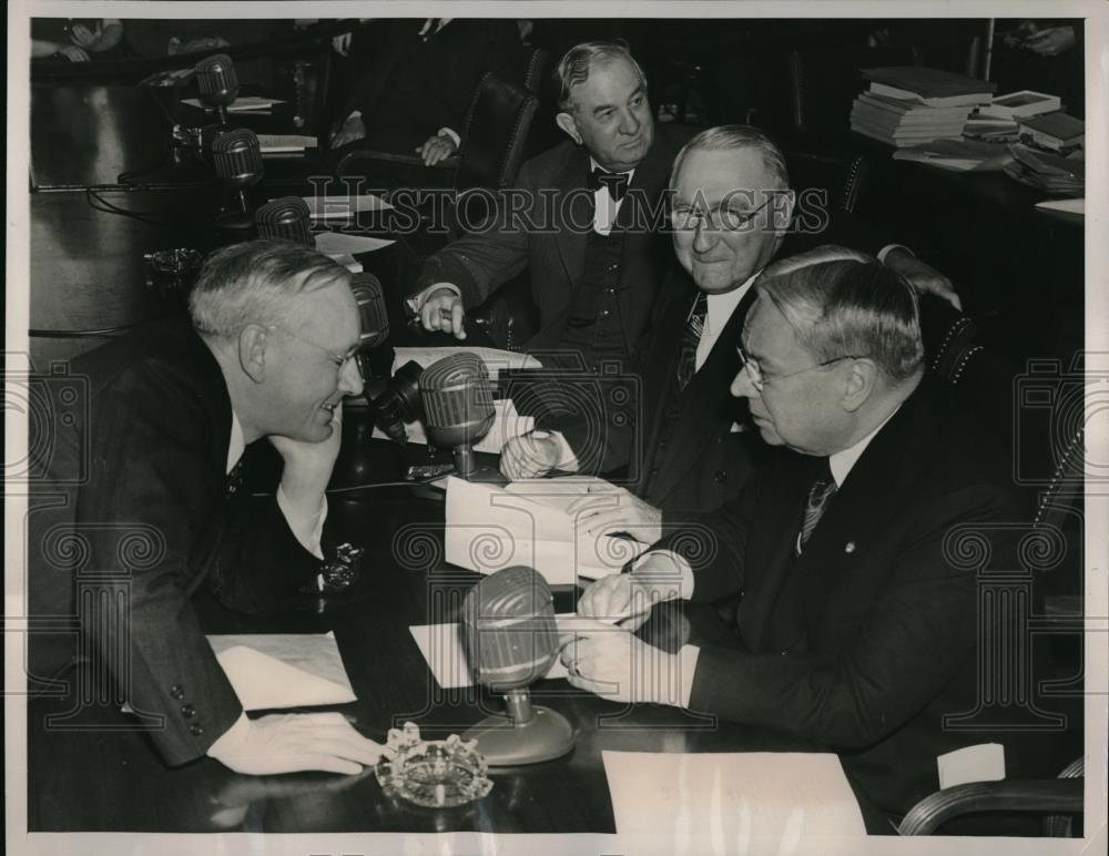 1941 Press Photo Former Presidential Candidate Alf Landon Talks With Members - Historic Images