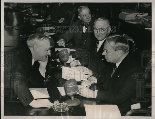 1941 Press Photo Former Presidential Candidate Alf Landon Talks With Members - Historic Images