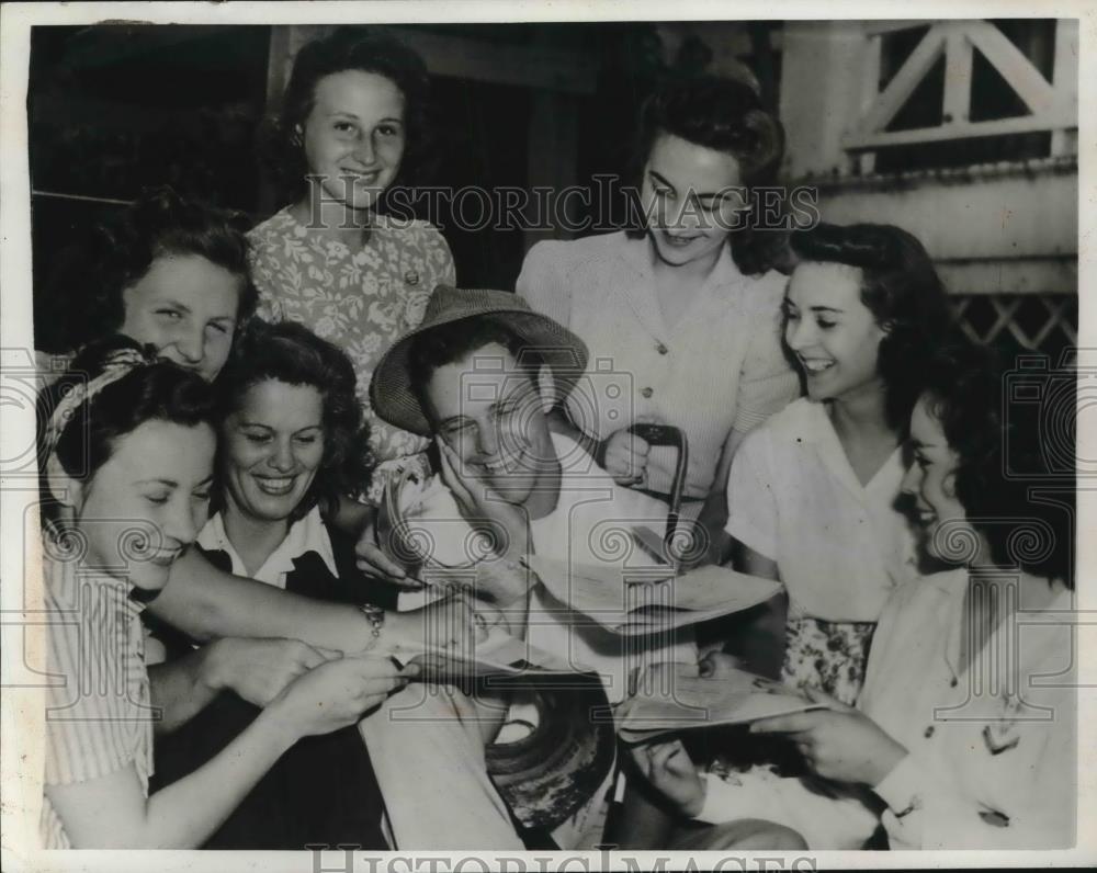 1941 Press Photo Omaha, Neb. golfer Stewart (Skip) Alexander & fans - neb45498 - Historic Images