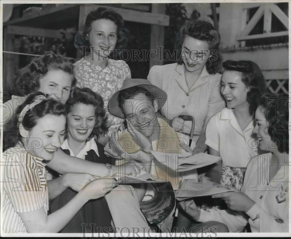 1941 Press Photo Golfer Stewart (Skip) Alexander Jr &amp; female fans - neb45496 - Historic Images