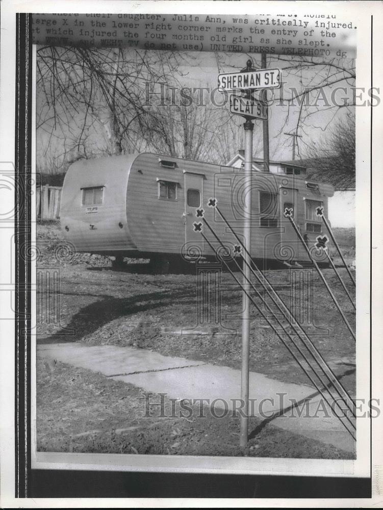 1957 Press Photo Trailer that was shot with people inside - Historic Images