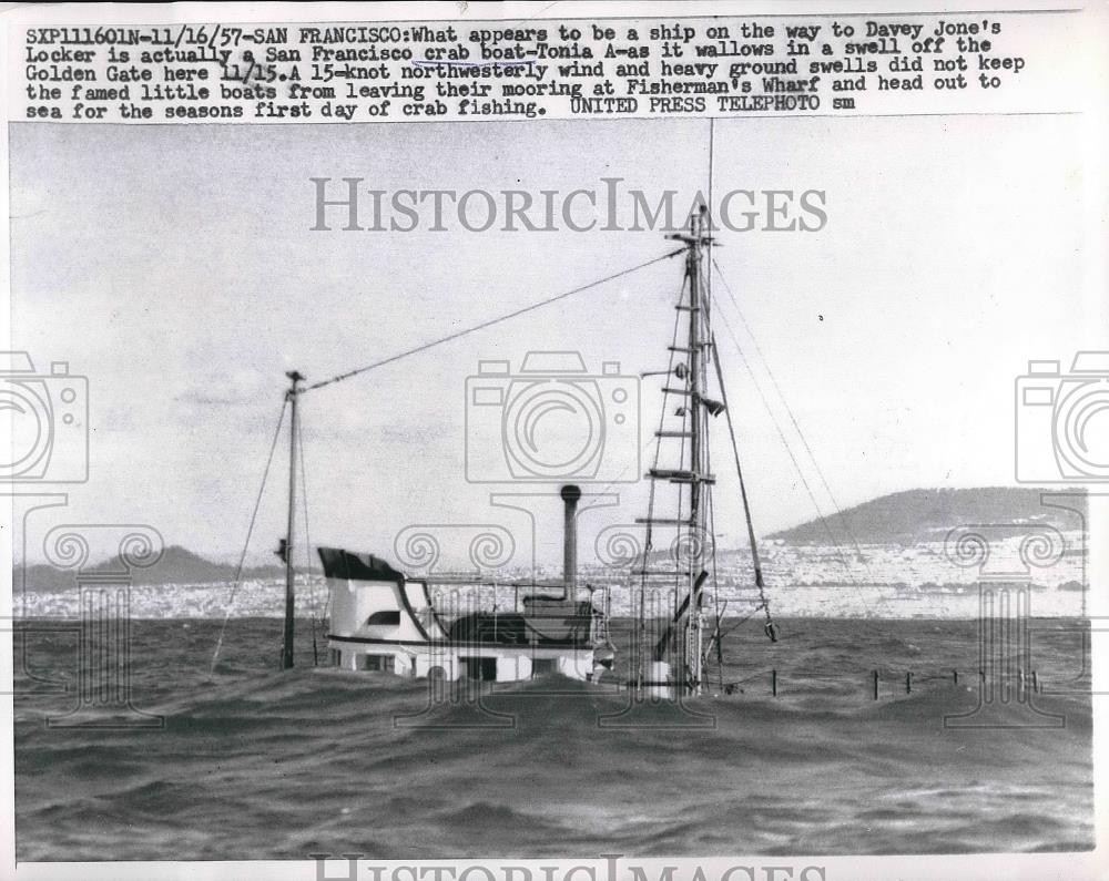 1957 Press Photo San Fransisco Crab Boat Tonia A-as Wallows Under Golden Gate - Historic Images