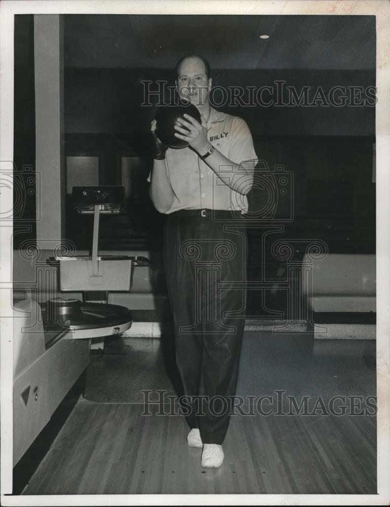 1966 Press Photo Bowling approach demonstration by Billy Wadu - Historic Images