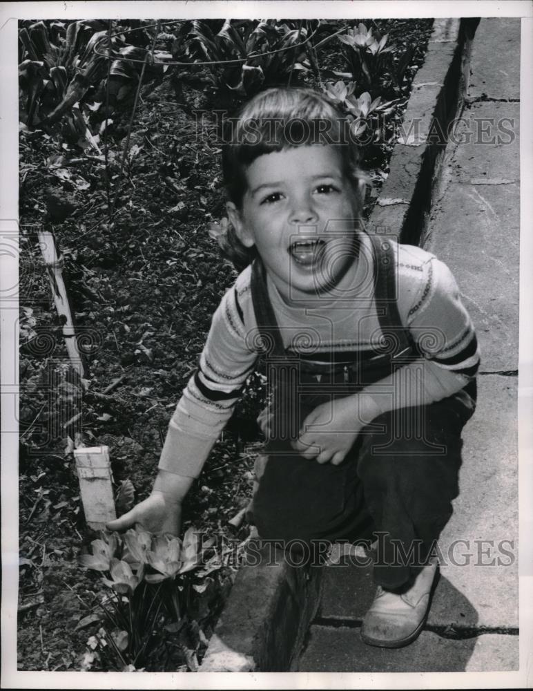 1957 Press Photo Julie Sullivan playing in a garden - Historic Images