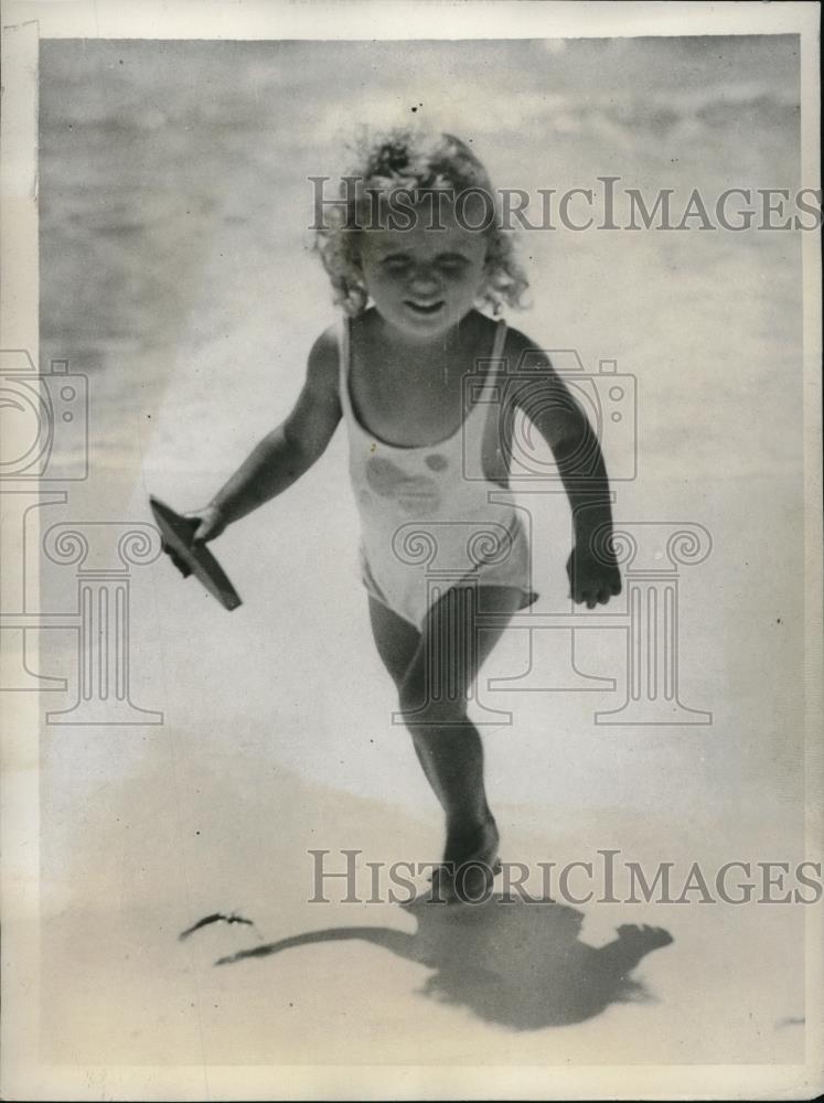 1933 Press Photo Mary Ellen Rhodes on beach at Coral beach in Bermuda - Historic Images