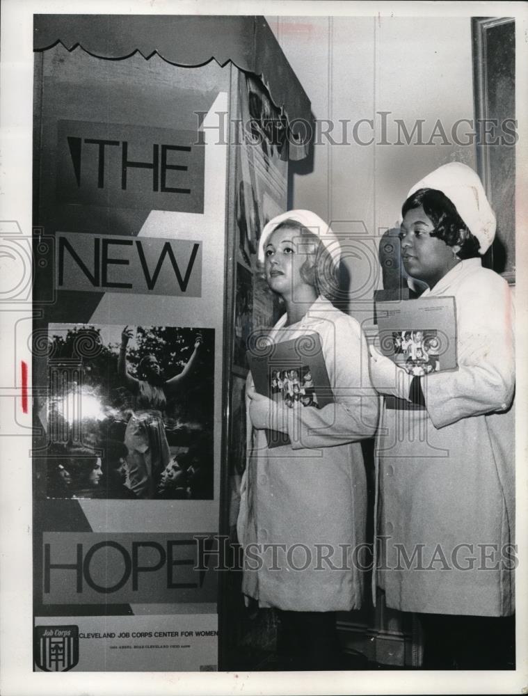 1972 Press Photo Anita Grodin & Gloria Kirkwood at Exhibit on Women's Job Corps - Historic Images