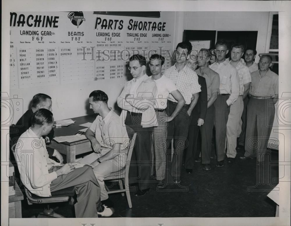 1945 Press Photo Grumman Aircraft Plant Workers Return To Work After Company - Historic Images