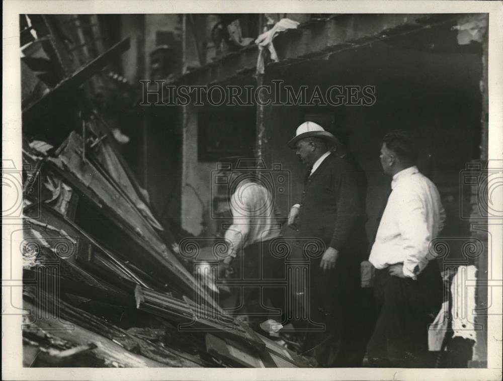 1967 Press Photo Firemen Examine Ruins Of Burned Out Building - Historic Images