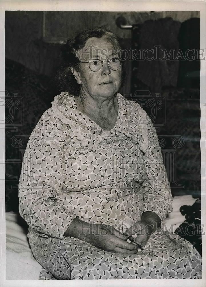 1937 Press Photo Mrs. Paul Hahn of Georgia Waits For Husband Salesman - Historic Images