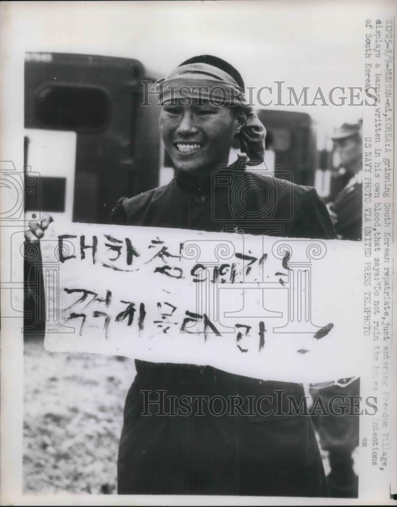 1953 Press Photo South Korean Repatriate Enters Freedom Village - Historic Images