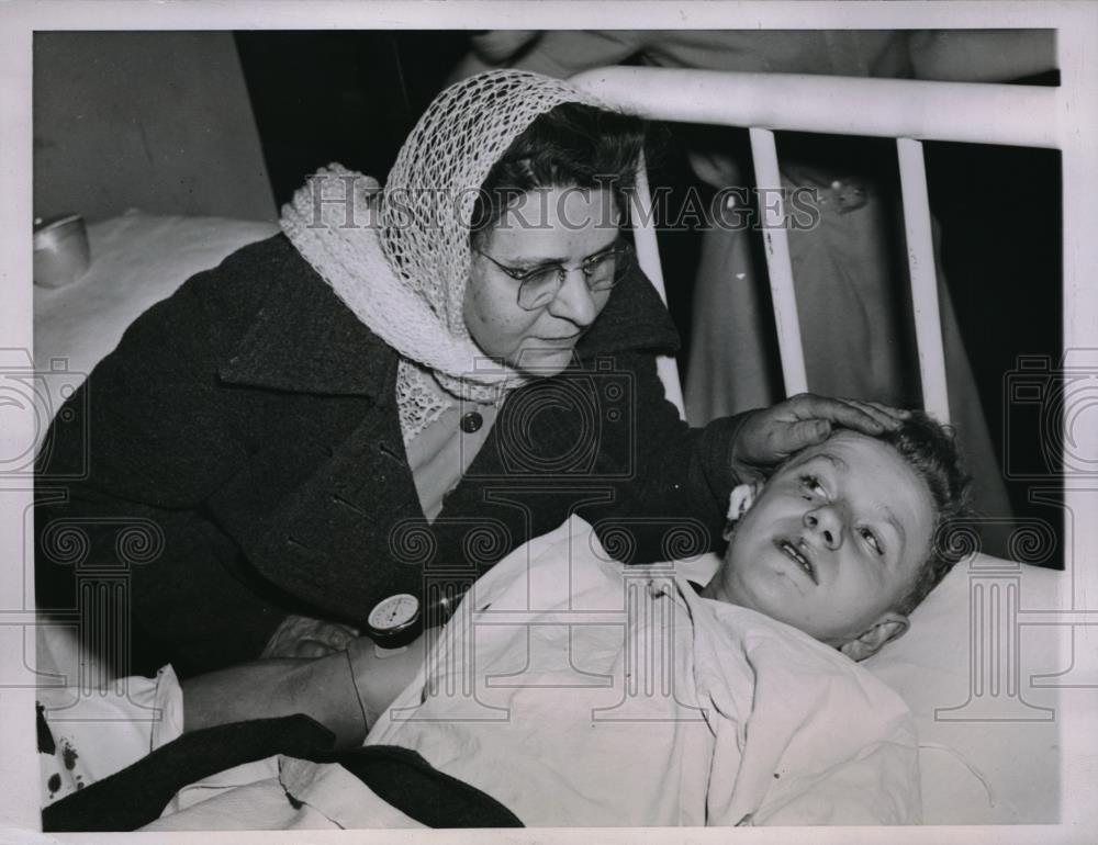 1945 Press Photo Edward Alchanowski and his mother after bomb Chicago - Historic Images