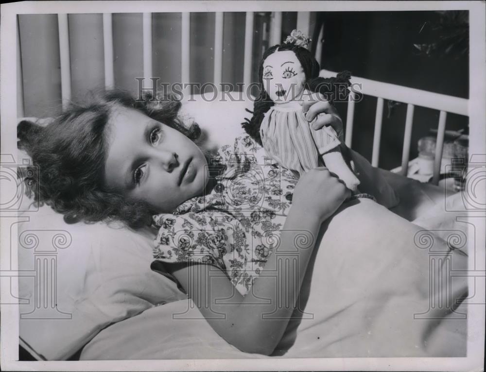 1944 Press Photo Chicago, Pat attaway, leukemia patient in hospital awaits dad - Historic Images