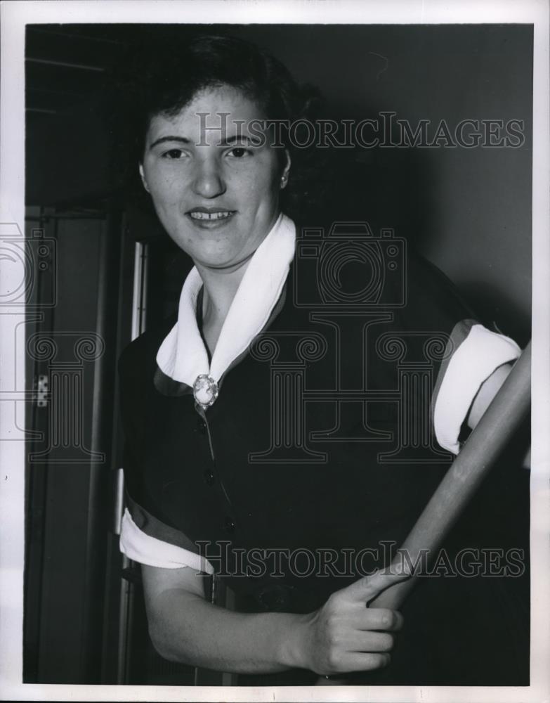 1954 Press Photo Wally Zickel arriving in New York for award - neb44671 - Historic Images