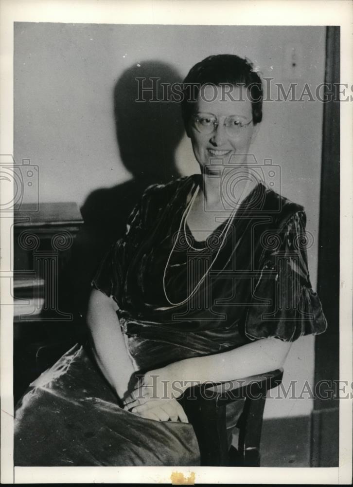 1934 Press Photo Esther Mae GIlbert after filing suit against Charles Yeager - Historic Images