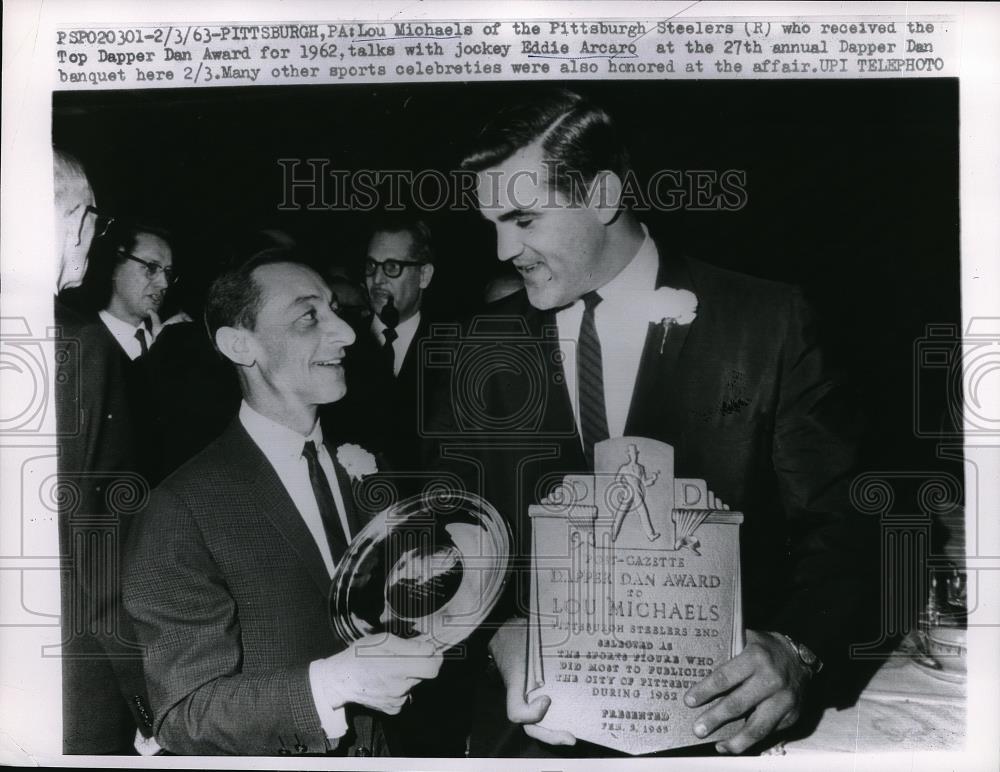 1963 Press Photo Lou Michaels Pittsburgh Steelers &amp; Jockey Eddie Aroaro - Historic Images