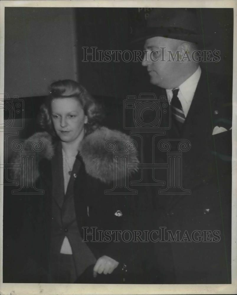 1943 Press Photo Mrs.Victor Caproni Accompanies Police Lt Harry Toberige - Historic Images