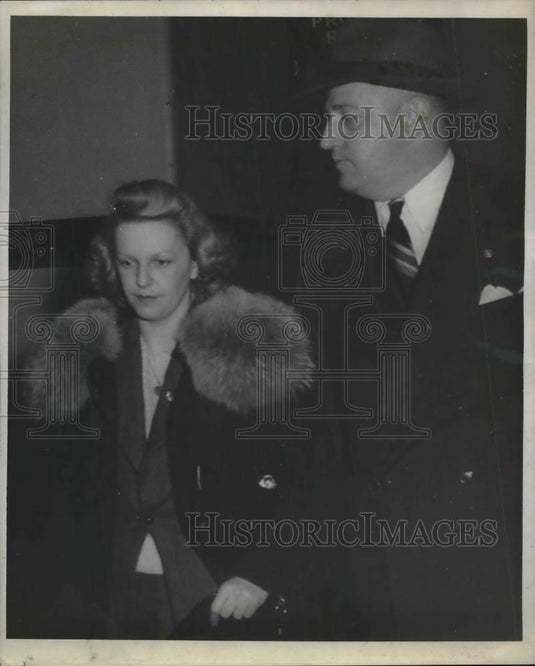 1943 Press Photo Mrs.Victor Caproni Accompanies Police Lt Harry Toberige - Historic Images