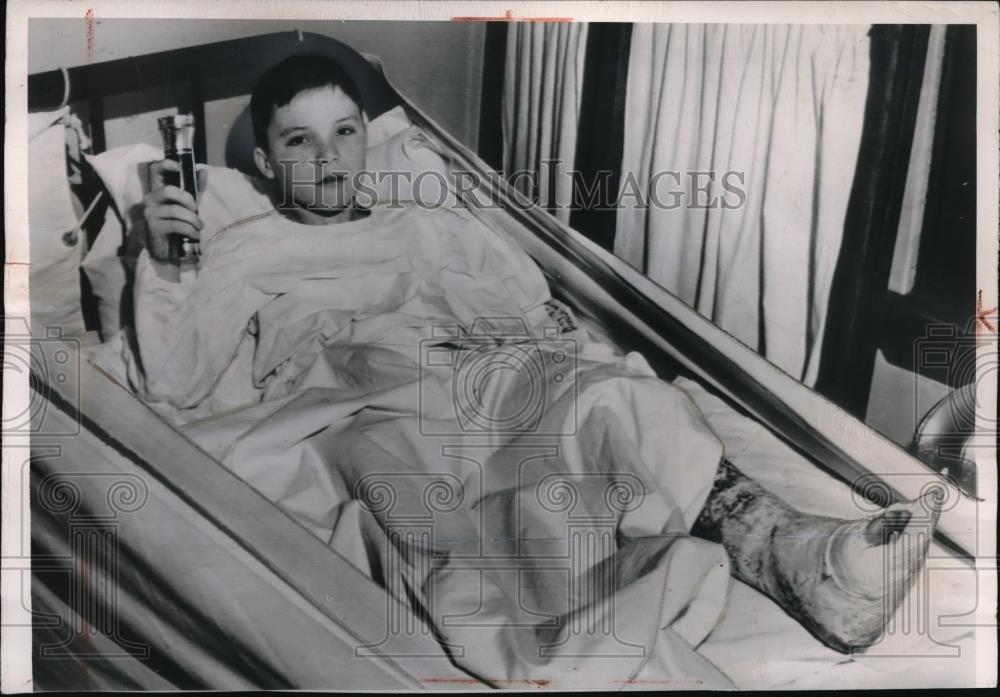 1948 Press Photo Donald LaCasse in hospital after accident - Historic Images