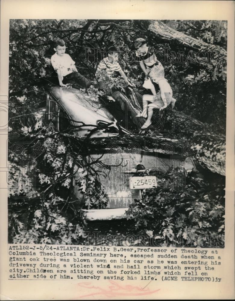 1949 Press Photo Atlanta, Ga Dr Felix Gear,&amp; tree blown down on his car - Historic Images