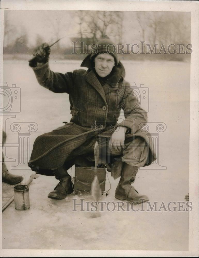 1940 Press Photo William Hannell of Sandusky ice fishing - Historic Images