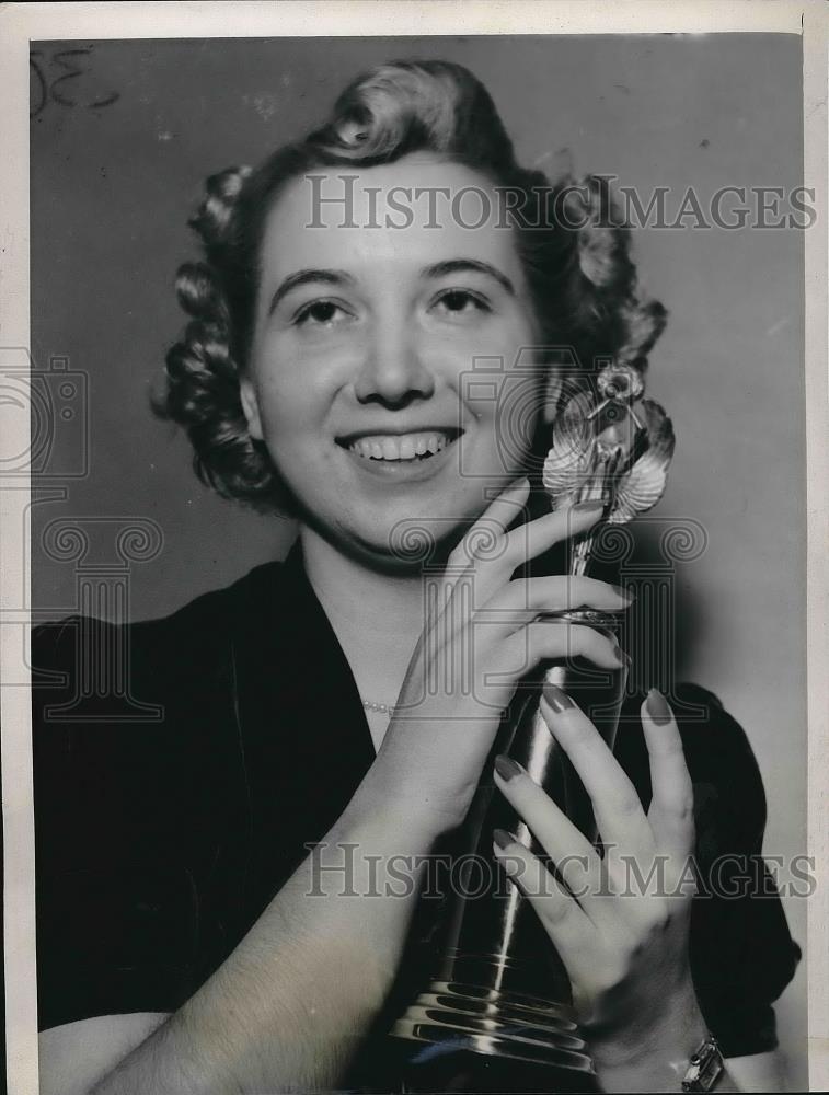 1939 Press Photo Loretta Rammel Chicago Law School Student pretty hands - Historic Images