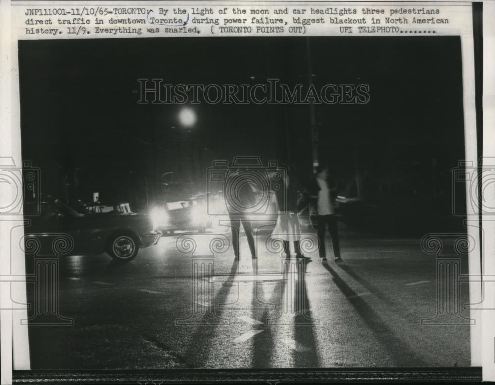 1965 Press Photo Pedestrians directing traffic in Toronto during blackout - Historic Images