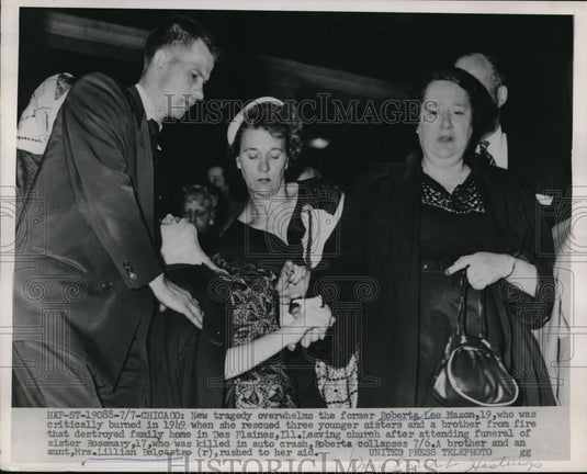 1958 Press Photo Chicago, Roberta Lee Mason at funeral of sister Rosemary - Historic Images