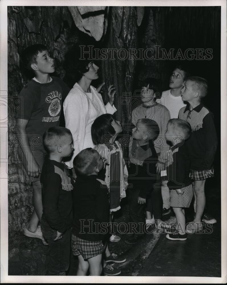 1966 Press Photo Barbara Graham With Her Nine Children - Historic Images