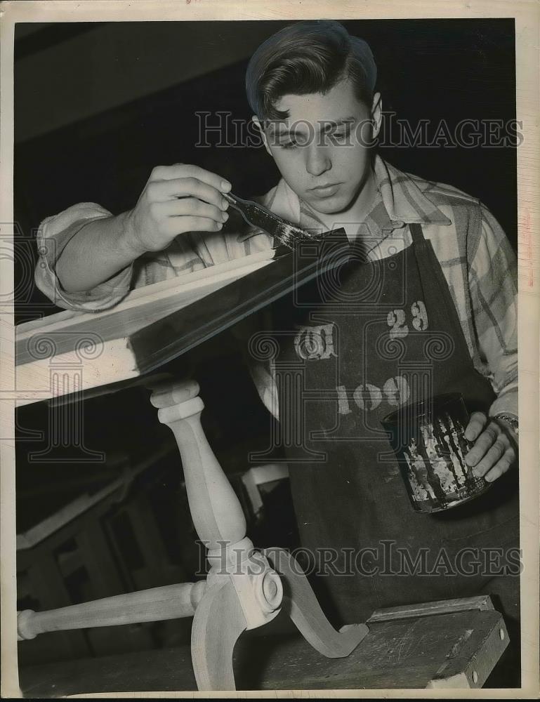 1950 Press Photo William Blacksmith Paints Table At Wilbur Wright Junior High - Historic Images