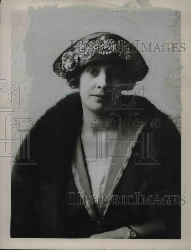 1922 Press Photo A black satin hat with jade flowers by Mesars Millicent London - Historic Images