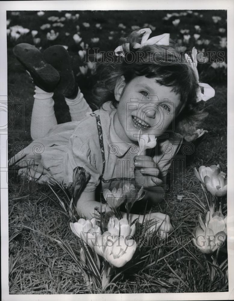 1960 Press Photo Loondon, Jacqueline Murphy, age 4 &amp; blooming flowers - Historic Images