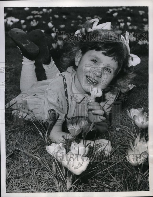 1960 Press Photo Loondon, Jacqueline Murphy, age 4 & blooming flowers - Historic Images