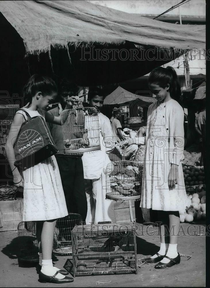1964 Press Photo American tourists admire the goods at a Indian market. - Historic Images