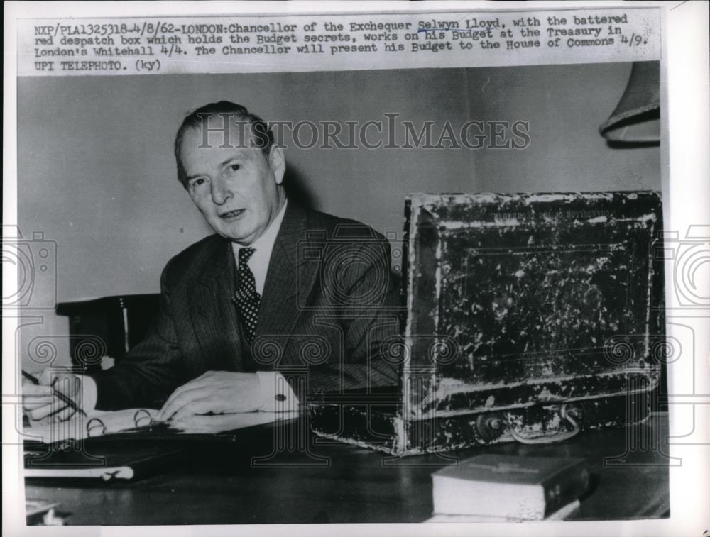 1962 Press Photo Selwyn Lloyd, Chancellor of the Exchequer worked at his Budget. - Historic Images