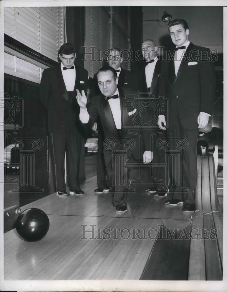 1953 Press Photo Gingiss Brothers Bowl in Tuxedos Bill Gingiss G. Pupendick