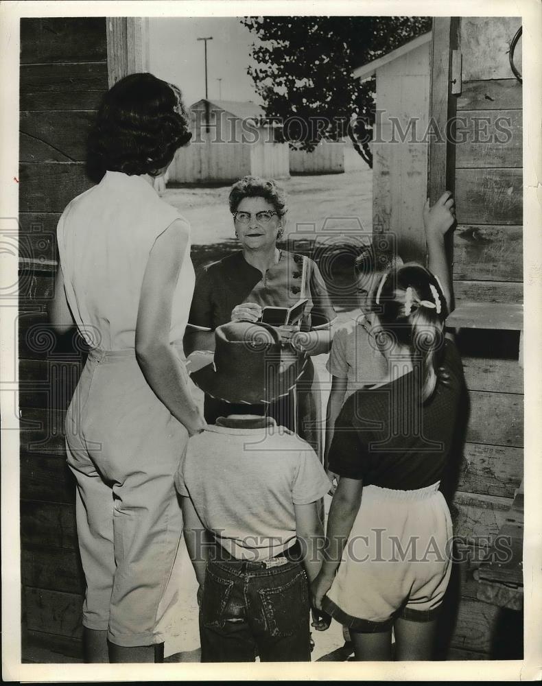 1959 Press Photo P.T.A. Member Calls on Children and a Parent - Historic Images