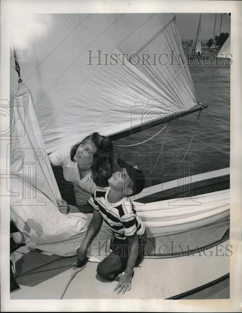 1948 Press Photo Newport Harbor, Calif. T Inch,ML Maekel on their sdailboat - Historic Images