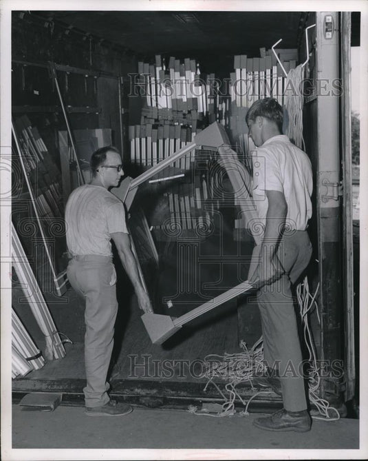 Press Photo Two unidentified movers - Historic Images