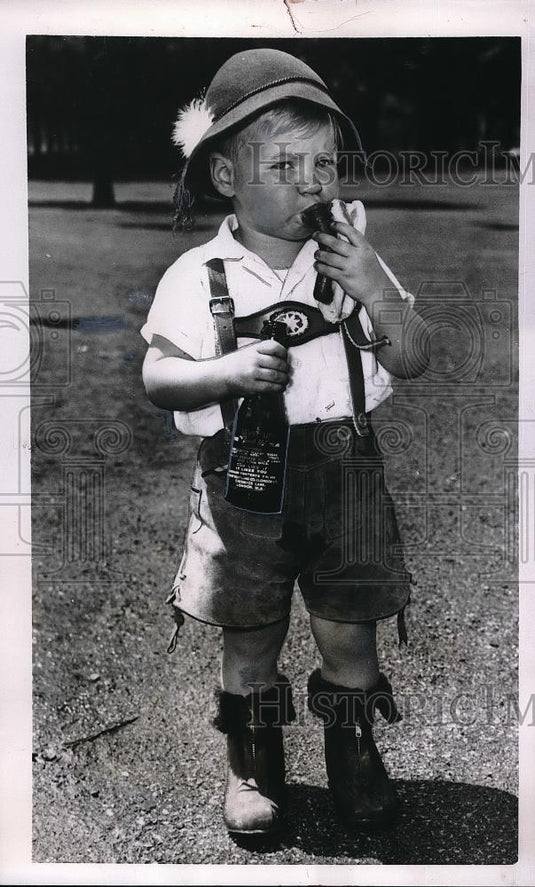 1957 Press Photo Mark Jones Chomping Away On Hot Dog & Drinking Bottle Of Pop - Historic Images