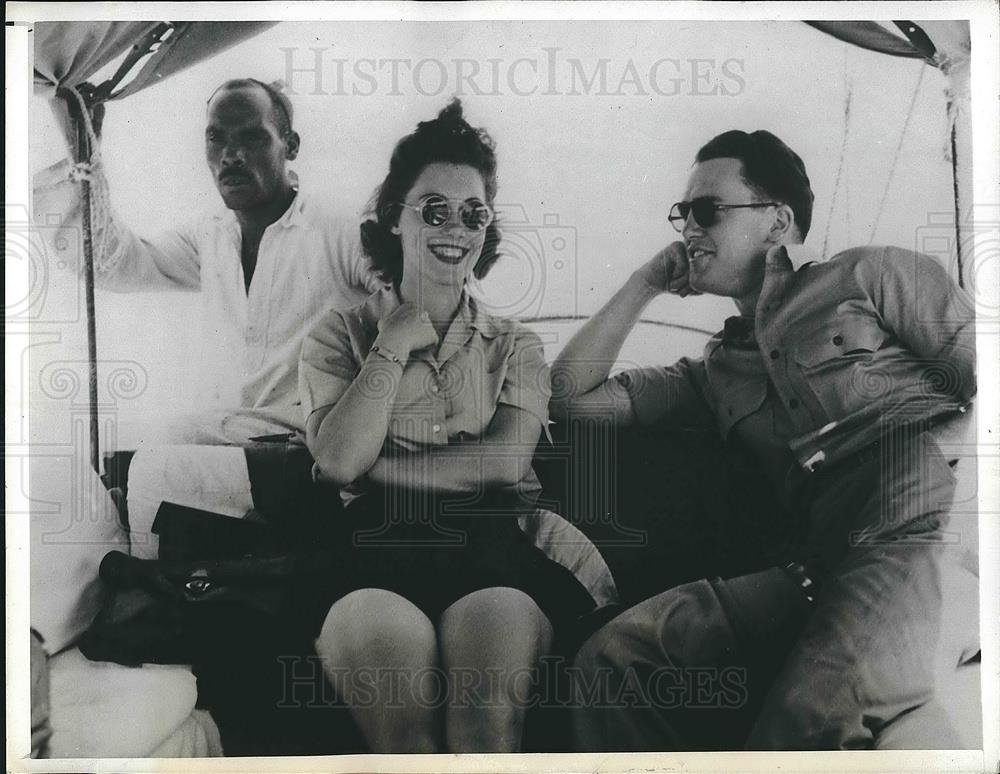 1943 Press Photo Egypt, Marjorie Ellis, Red Cross, Pvt N Walsh on Nile River - Historic Images