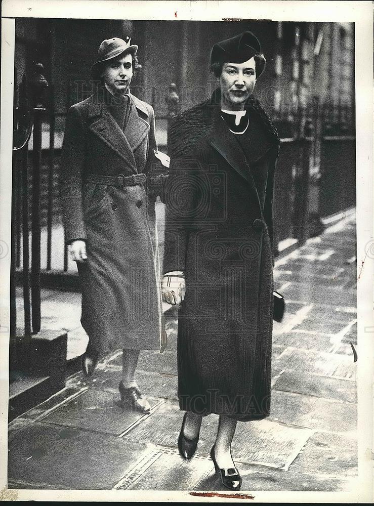 1937 Press Photo Joan Sutherland Leaves London England Home With Sister Diana - Historic Images