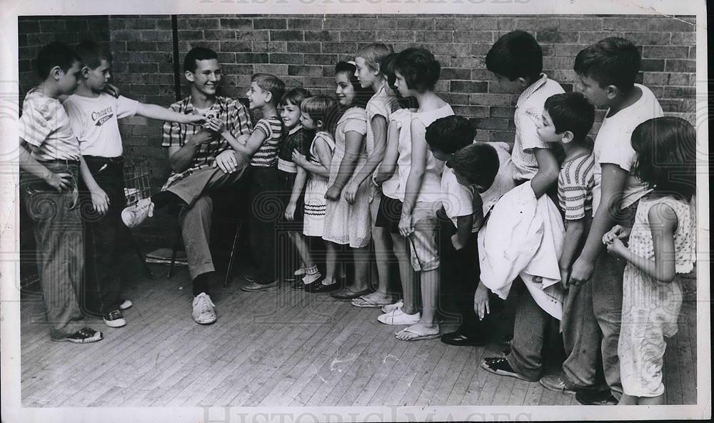 1961 Press Photo Larry Howath and Dick Mariss with Group of Children - Historic Images