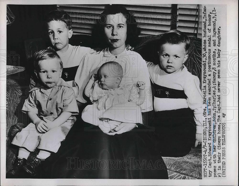 1952 Press Photo Mrs. Marcella Krzyzowaki and her children John, Charles, Nancy - Historic Images