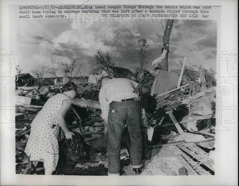 1959 Press Photo Couple Forage Through Debris Of Their Home After Tornado - Historic Images